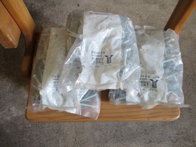 Lote 300 parafusos M6 por 50 mm cabeça chave fendas + 32 M8.