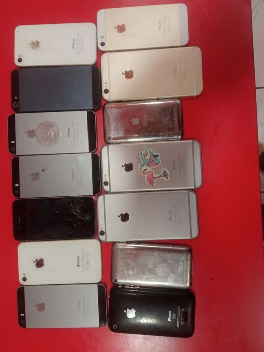 Лот телефонів iPhone