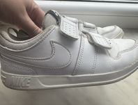 Оригінальні кросівки NIKE. Зручні стильні надзвичайно легенькі