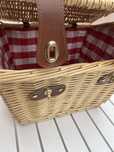 Cesto de picnic de verga com interior forrado a vichy