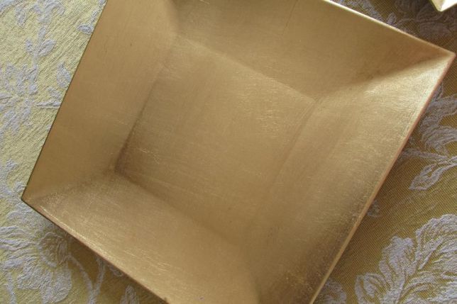 Pratos dourados decorativos