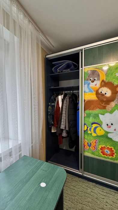 Двохярусне ліжко з матрасами та шафою