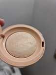 Rare Beauty rozświetlacz Enlighten Pressed Highlighter Selena Gomez