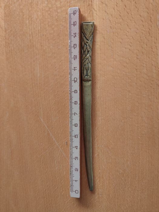 Abridor de cartas em bronze.