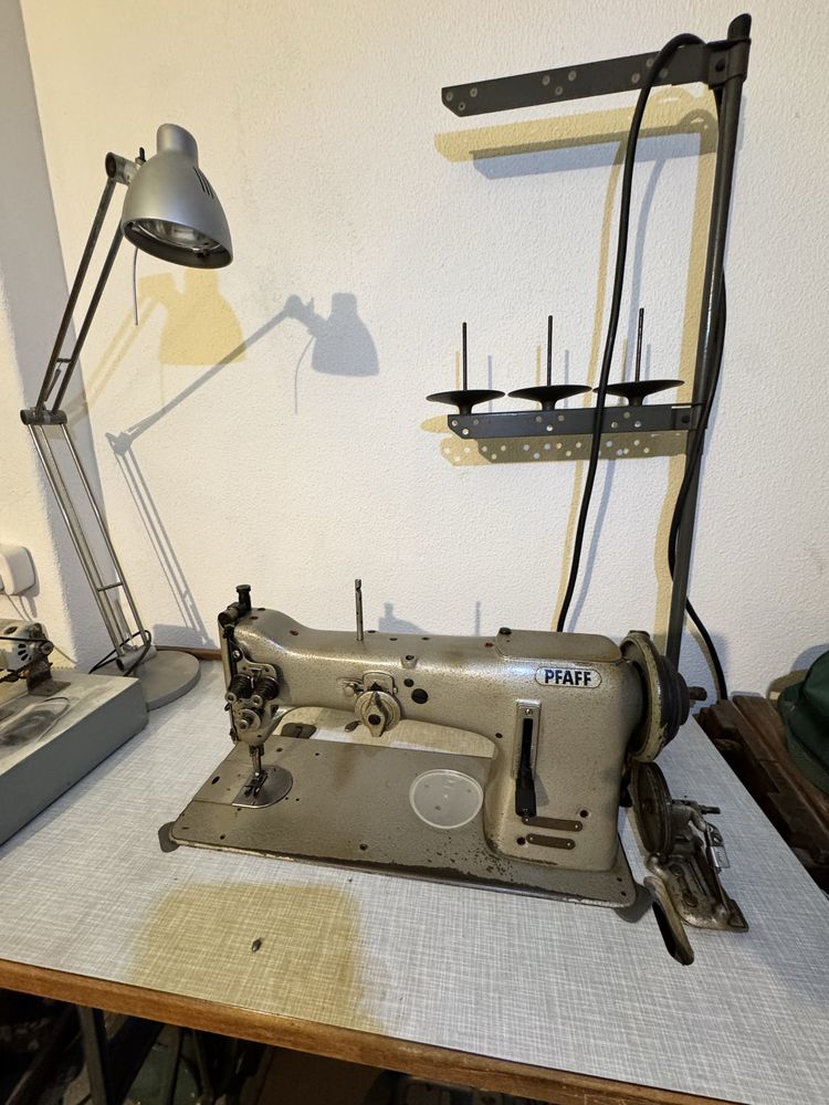 Máquina de Costura Industrial PFAFF – Completa com motor e móvel