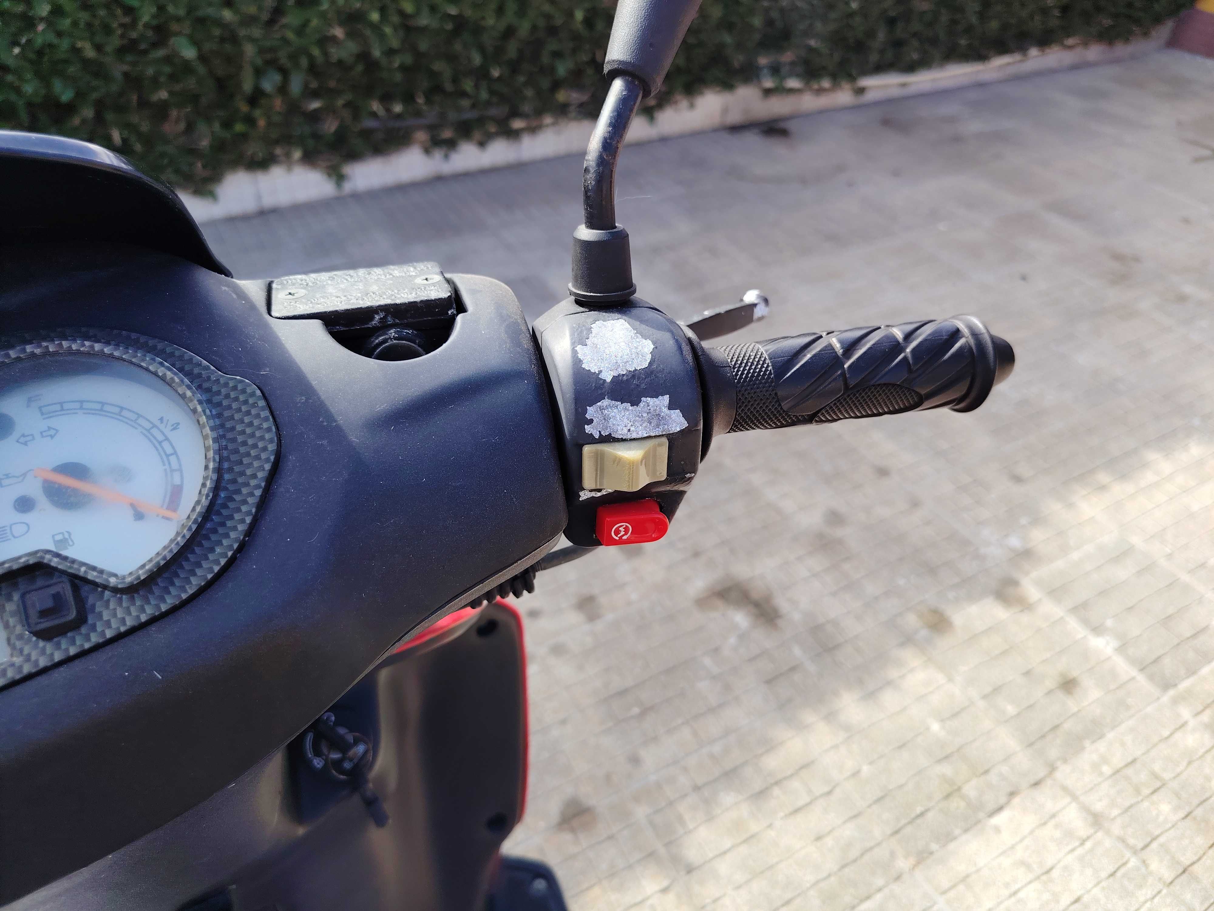 Keeway F-ACT 50 vermelha