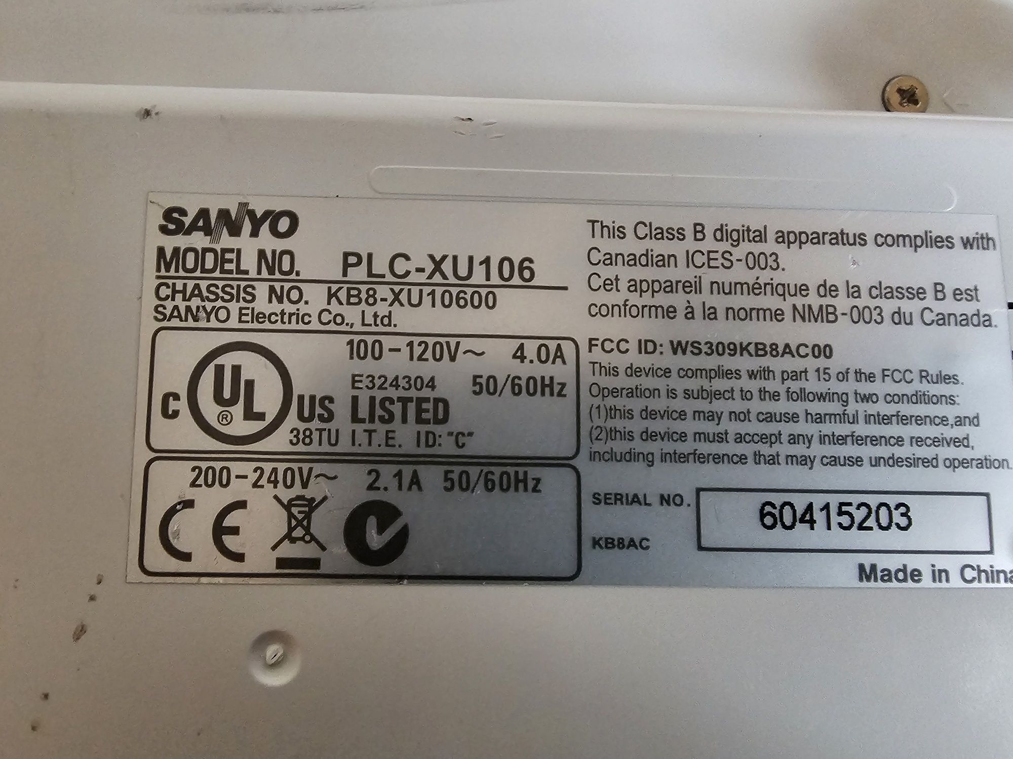 Projektor cyfrowy SANYO z pilotem