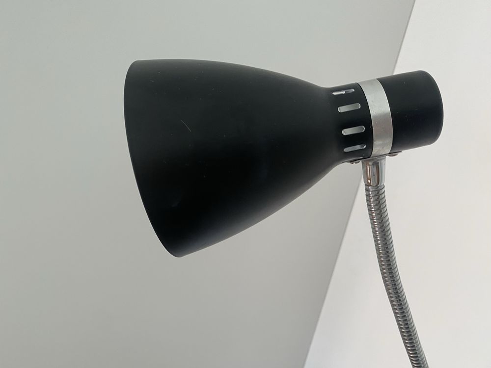 Candeeiro com pé alto preto  e usado umas 3/4 vezes esta novo f