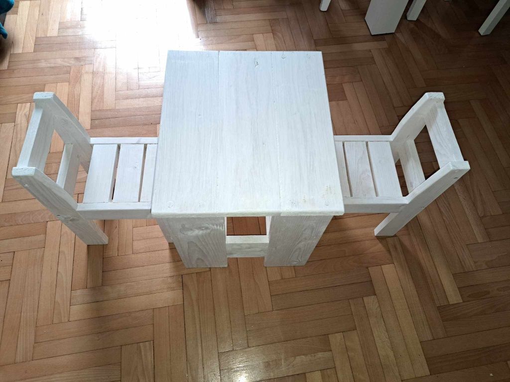 Stolik dziecięcy z krzeslami