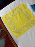 Lenço com padrão amarelo
