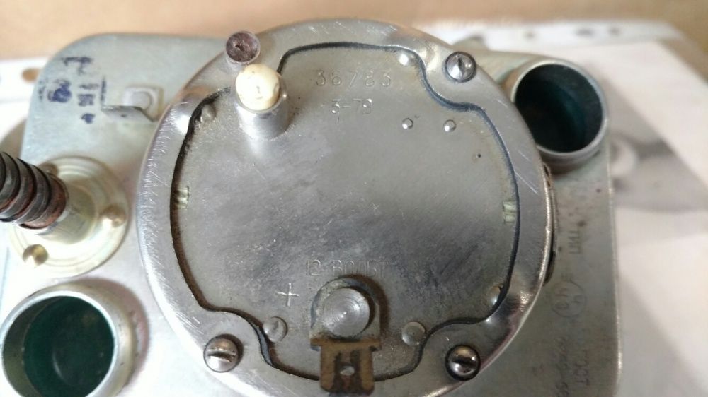 Годинник  автомобільний,люмінесцентні  стрілки.