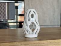 Mały ceramiczny wazon dekoracyjny z otworami biały