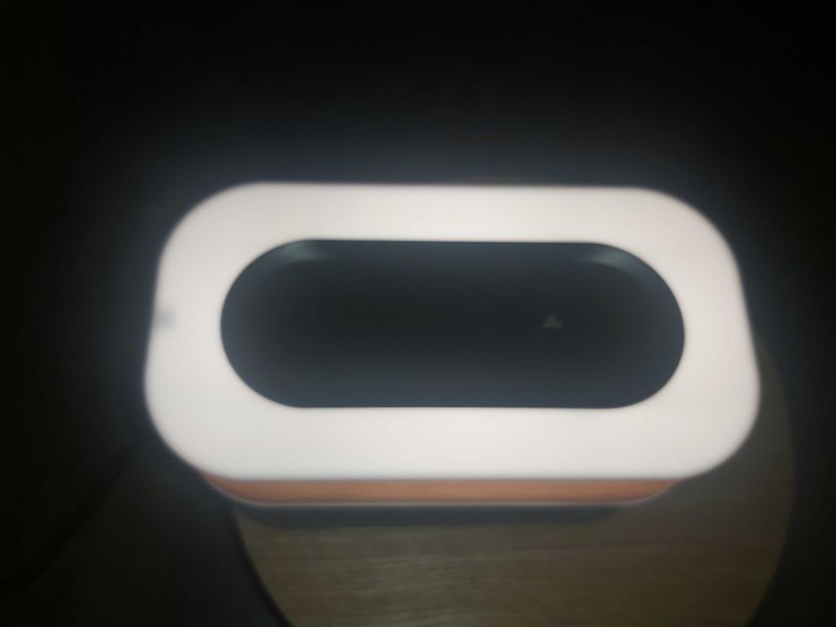 Lampka nocna z ladowarka,glosnkiem Bluetooth