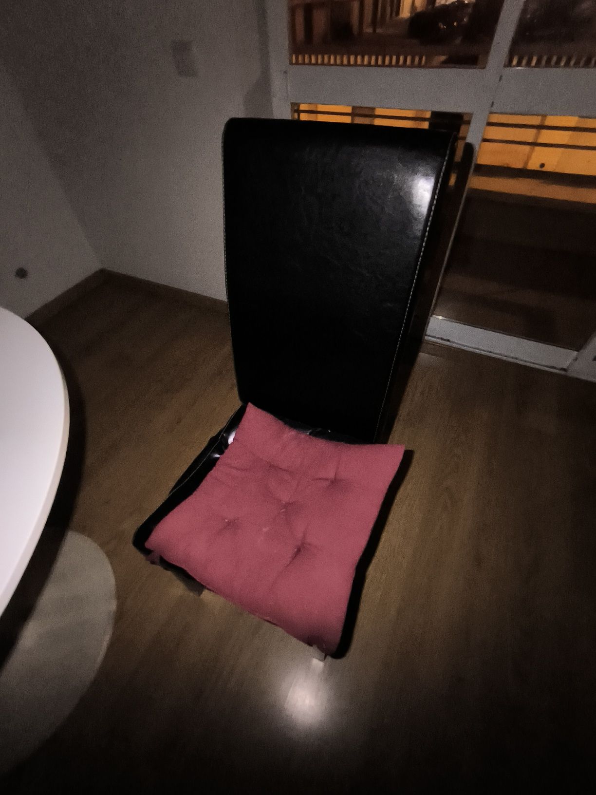2 cadeiras "afundadas" - com dano no assento, cuja funda está partida.