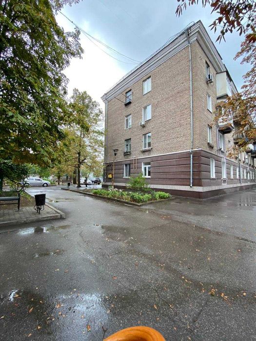 Продаётся 2-комнатная  «сталинка» на ЮГОКе, пр. Южный