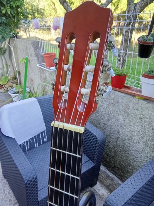 Violão com suporte e capa protetora