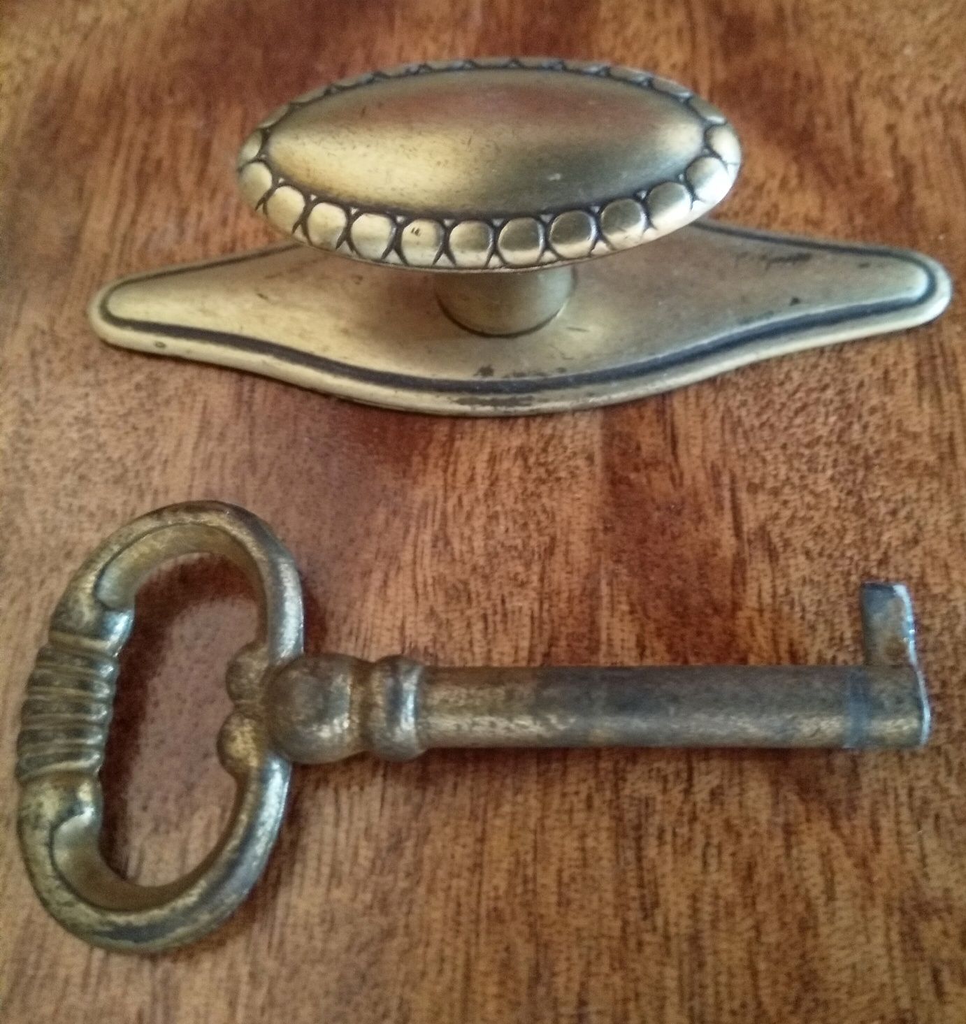 Ключ и ручка для дверей мебели