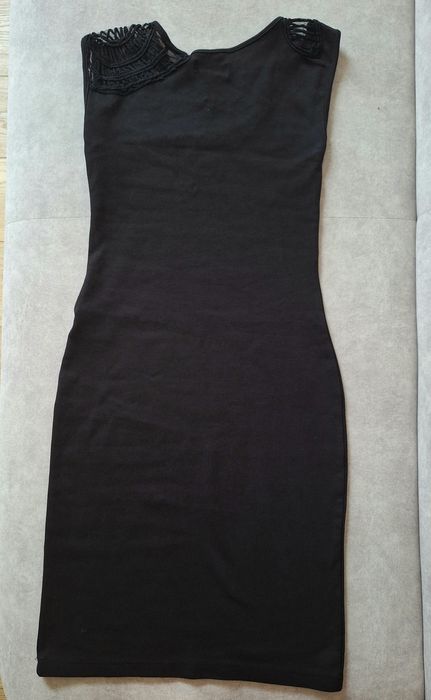Elegancka czarna sukienka rozm.Xs marki Zalando