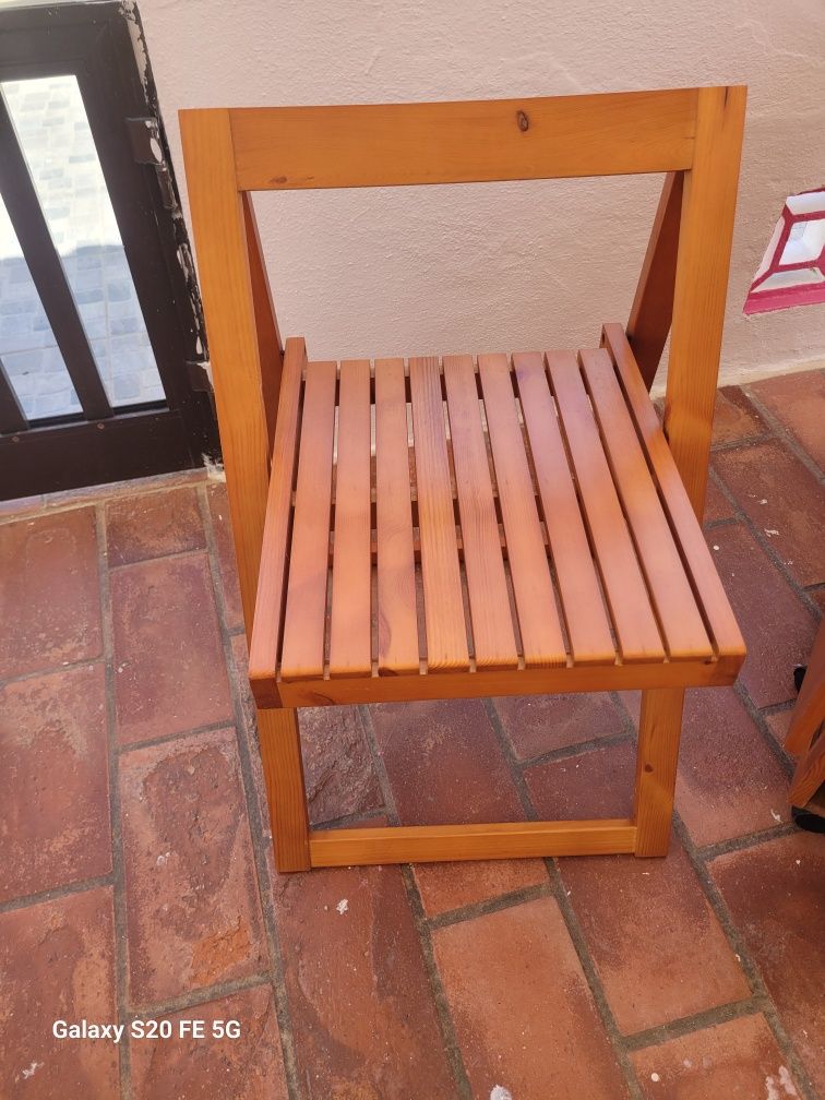 Mesa em madeira dobrável com cadeiras.