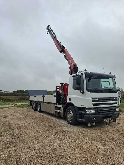 Camião DAF 75 6x2 com GRUA