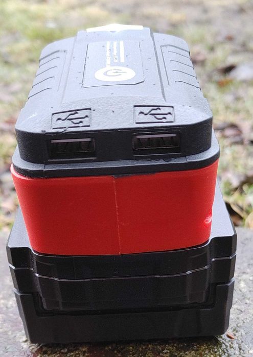 Adapter na baterie Milwaukee z ładowarką i lampą led.  Powebank