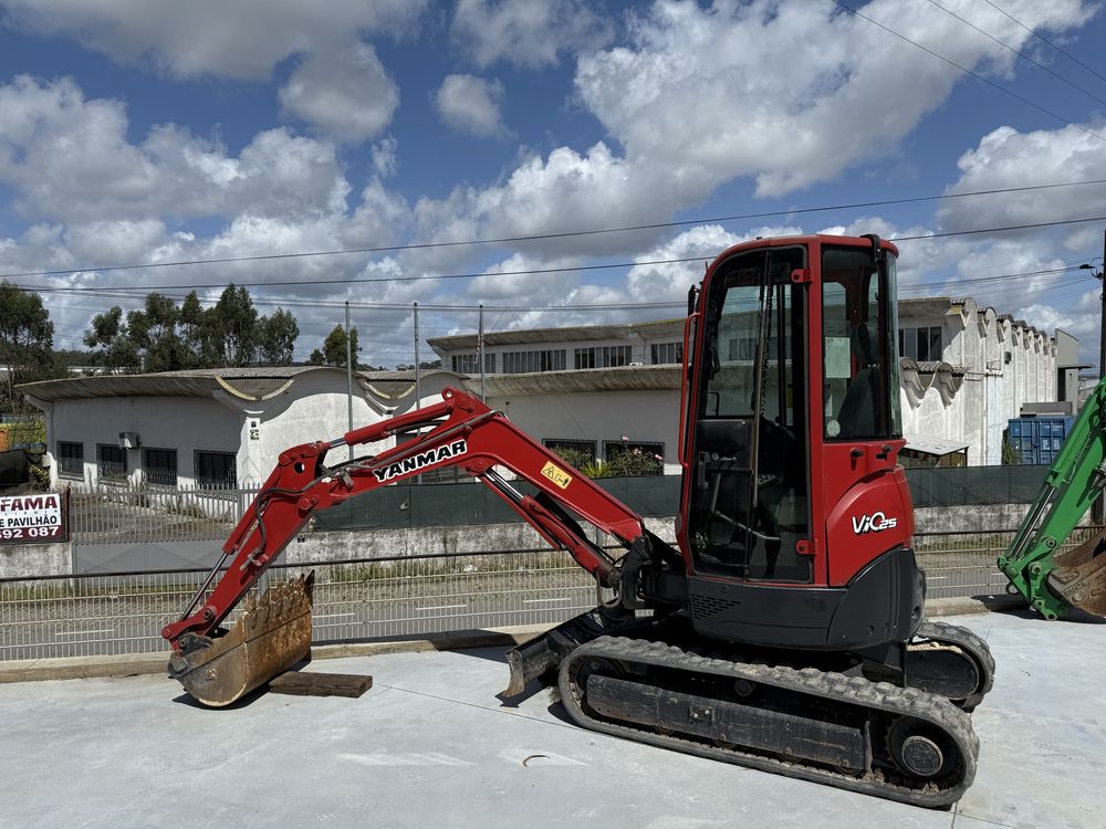 Mini giratoria yanmar 25