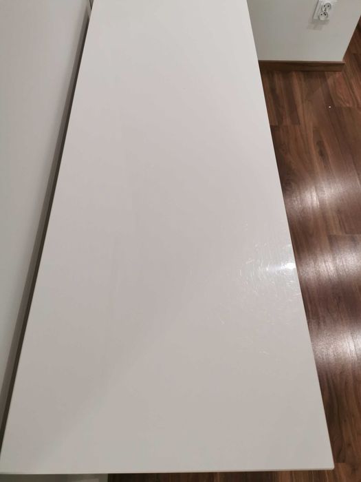 Solidna, biała konsola