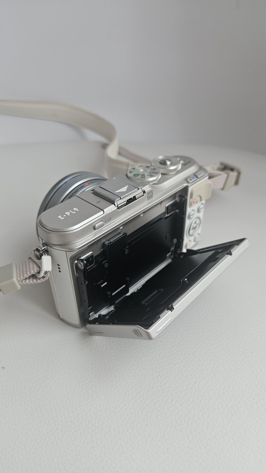 Olympus Pen E-PL9 z obiektywem 14-42