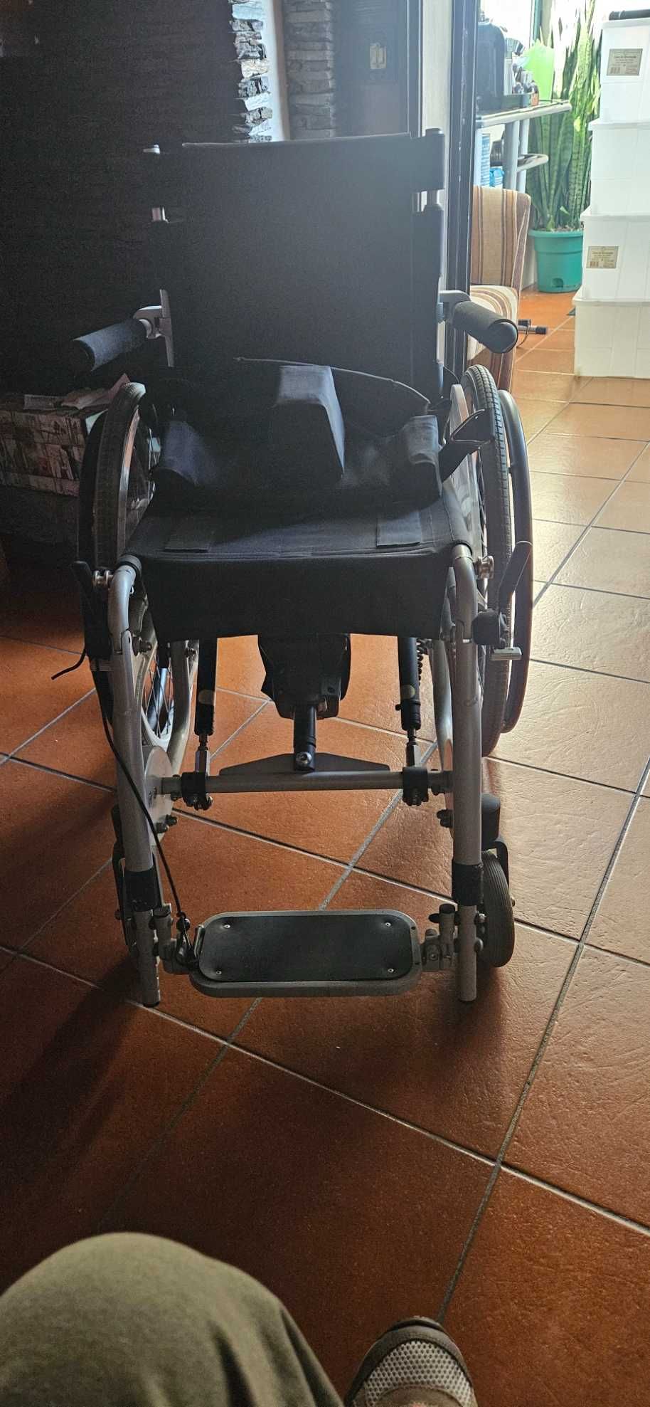 cadeira de rodas com elevação em estado novo