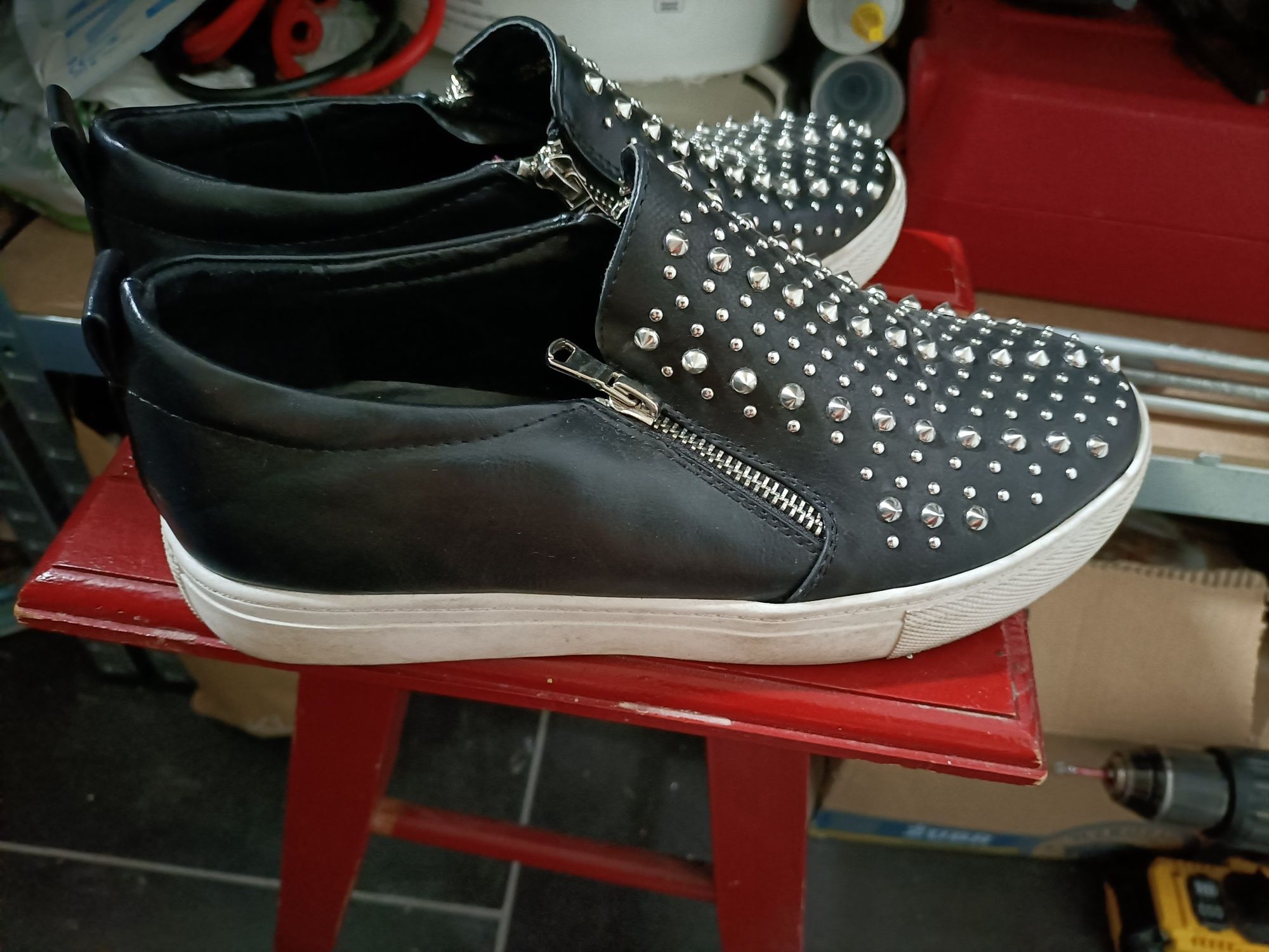 Buty z ćwiekami fersini