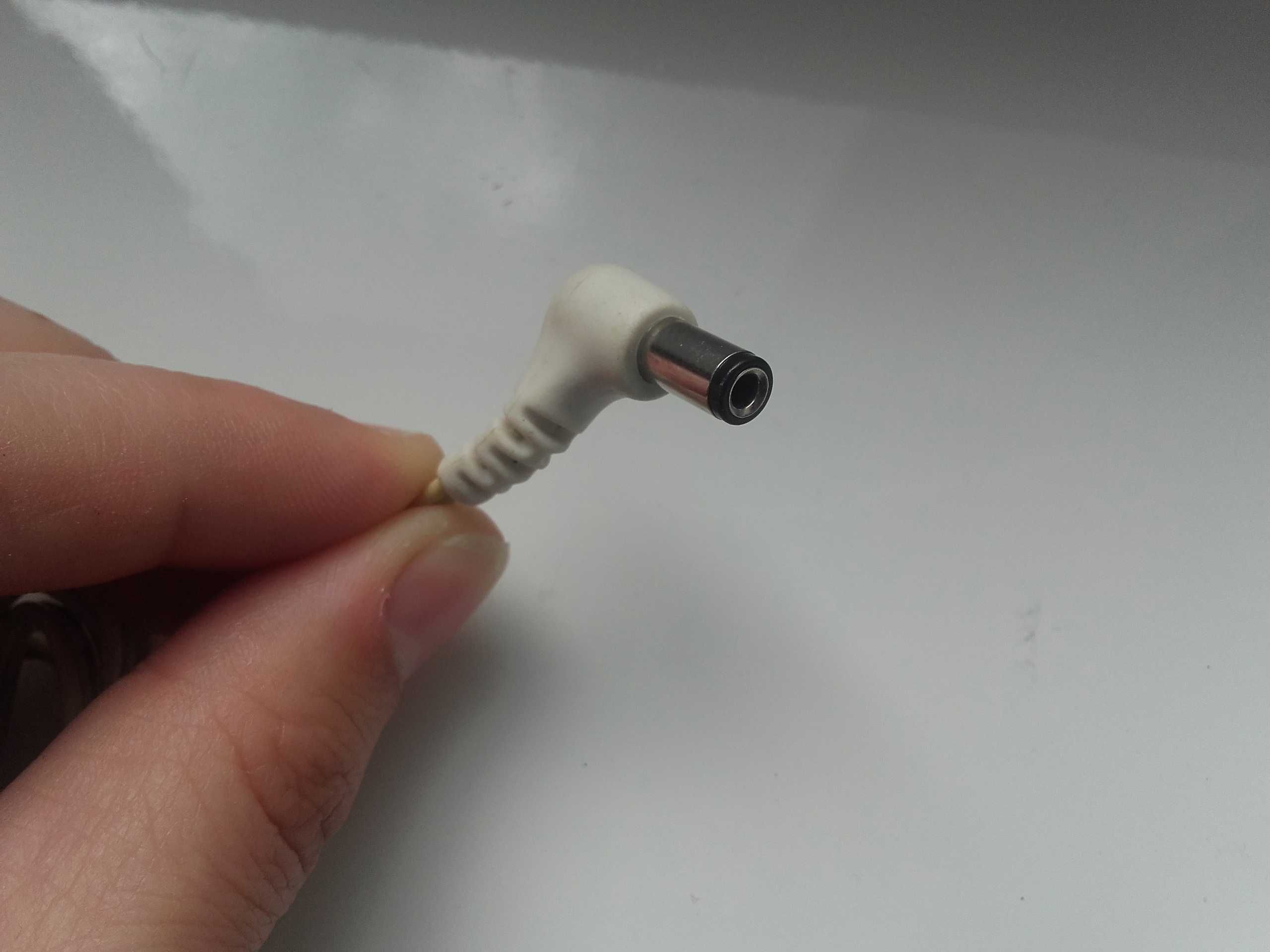 Zasilacz DC 12V - 1,5A, 5,5mm x 2,5mm używany sprawny Biały