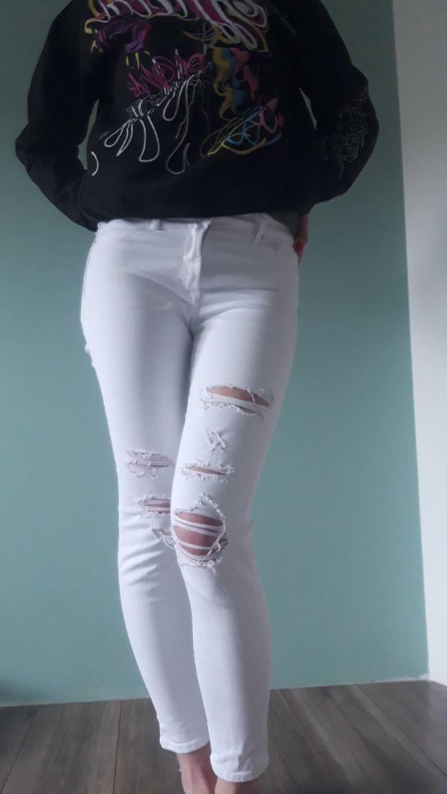 Białe jeansy S 36 z dziurami