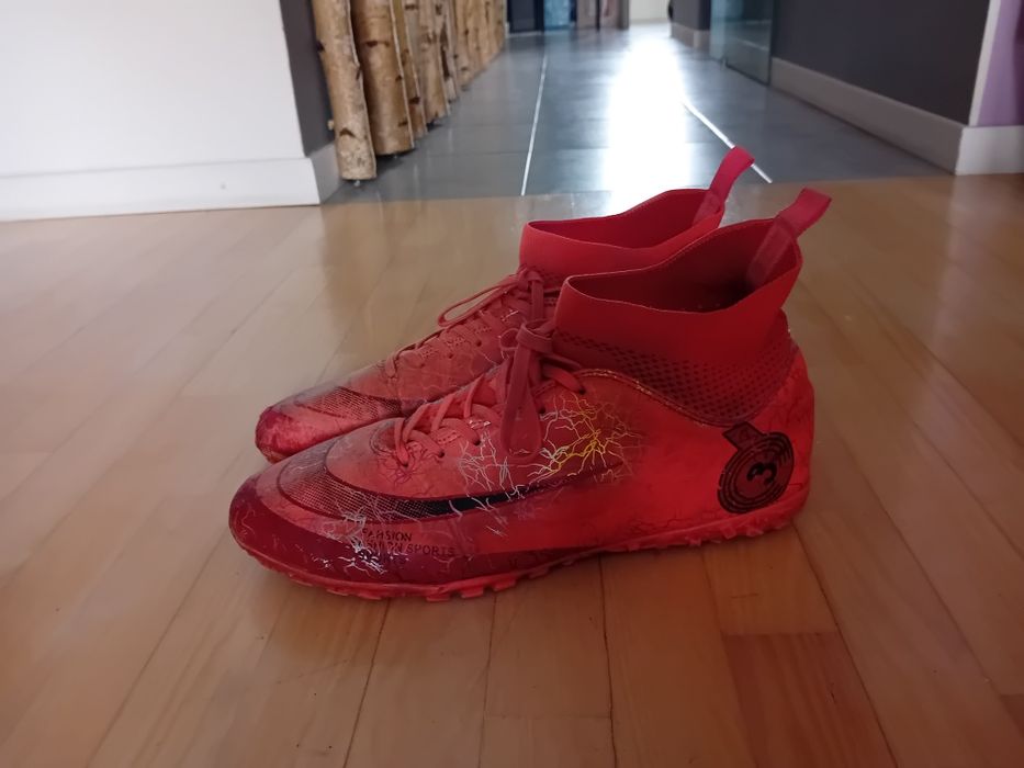 Męskie buty piłkarskie z wysoka cholewką