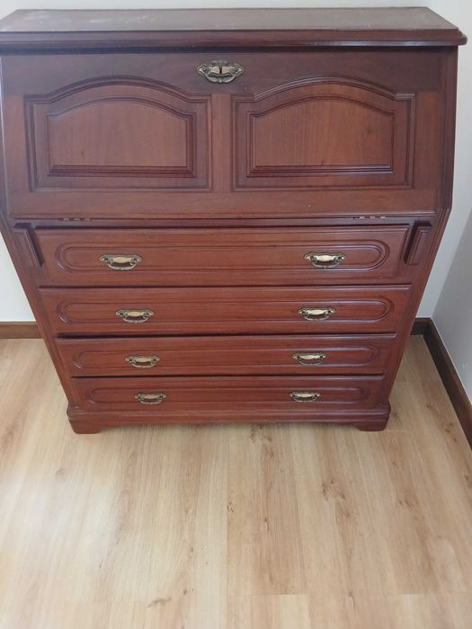 Escrevanhinha em mogno com prateleiras e gavetas e camilha e candeeiro