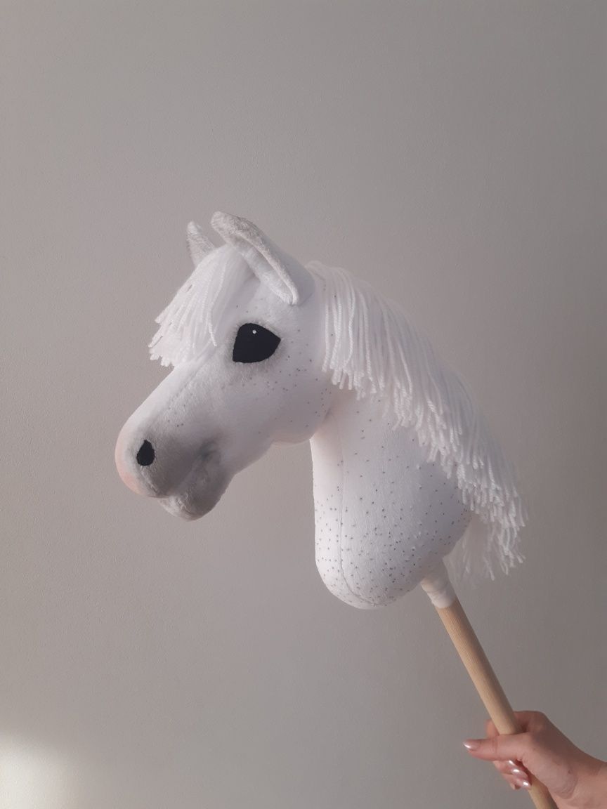 Hobby horse siwy w hreczce