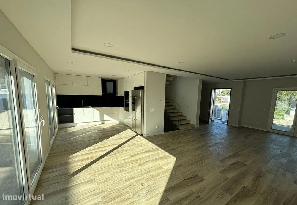 Moradia T4 com piscina e garagem - A Estrear