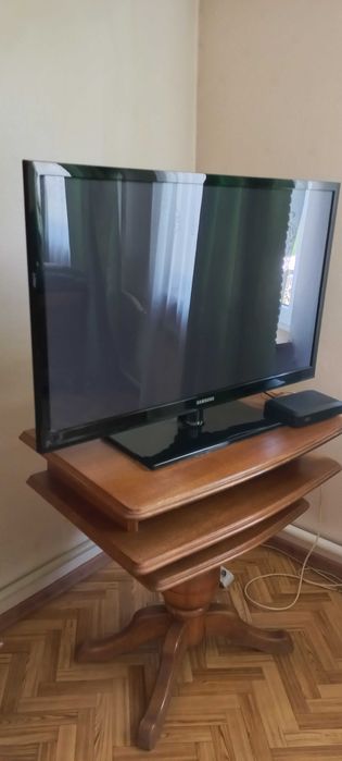 Dębowy stolik pod telewizor