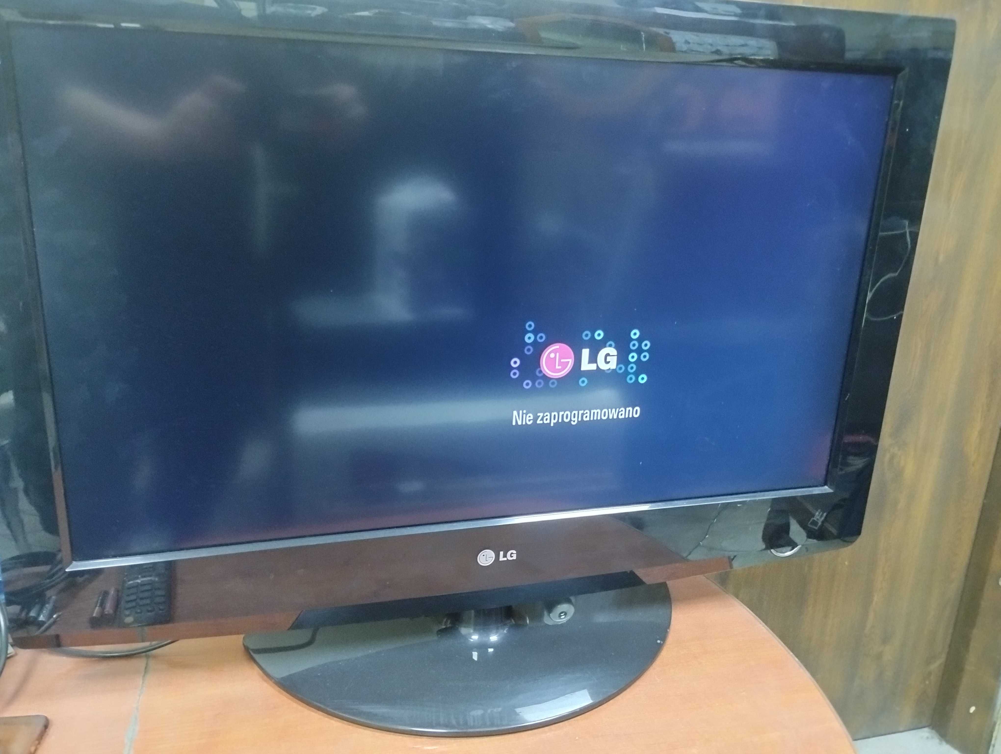 (834/24)Telewizor LED LG 32LF2510 z pilotem.