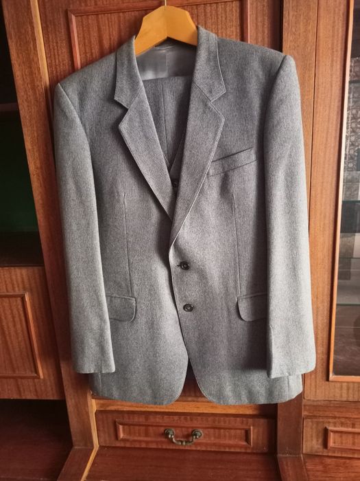 Чоловічий костюм трійка, сорочки, штани