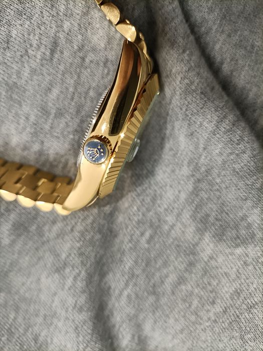 Relógio dourado automático