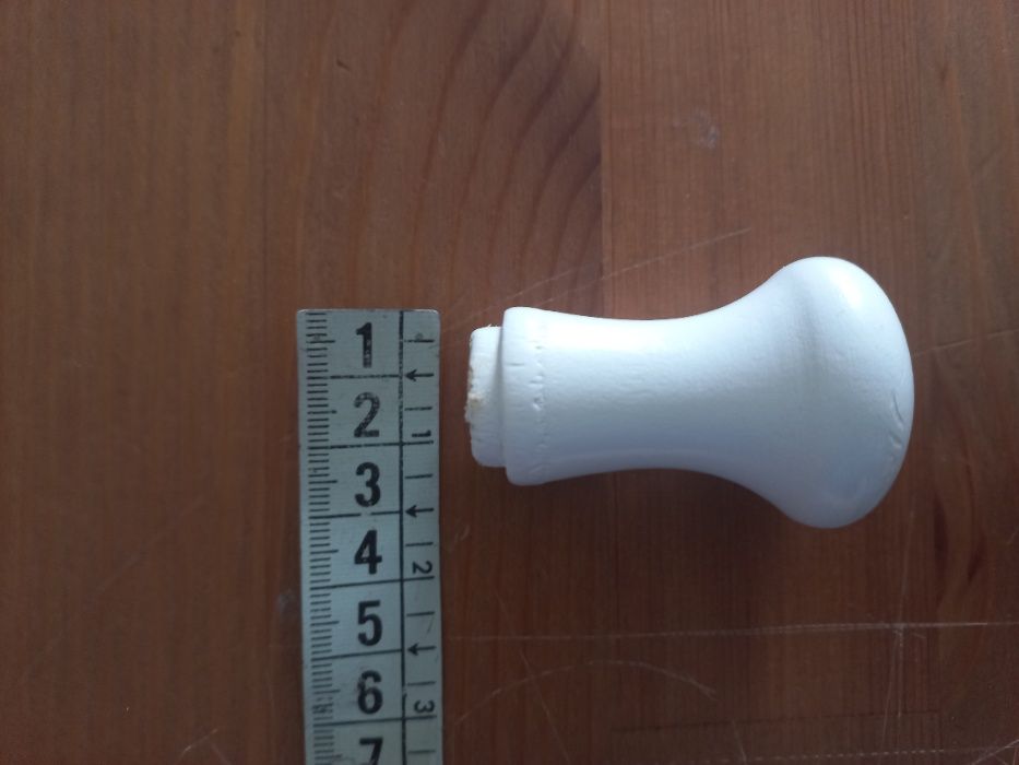 6 puxadores brancos em madeira