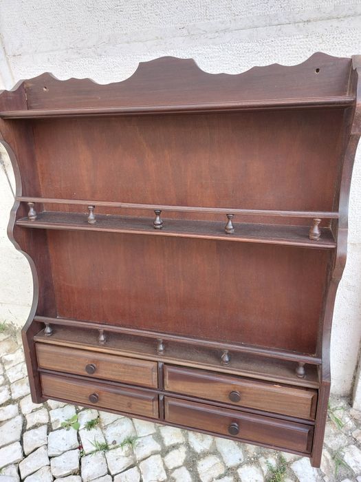 Escaparate em madeira maciça, com 2 gavetas 

Altura ‐ 85cm
Largura ‐