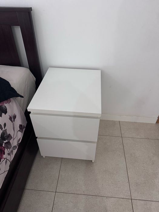 Cama casal , mesa cabeceira