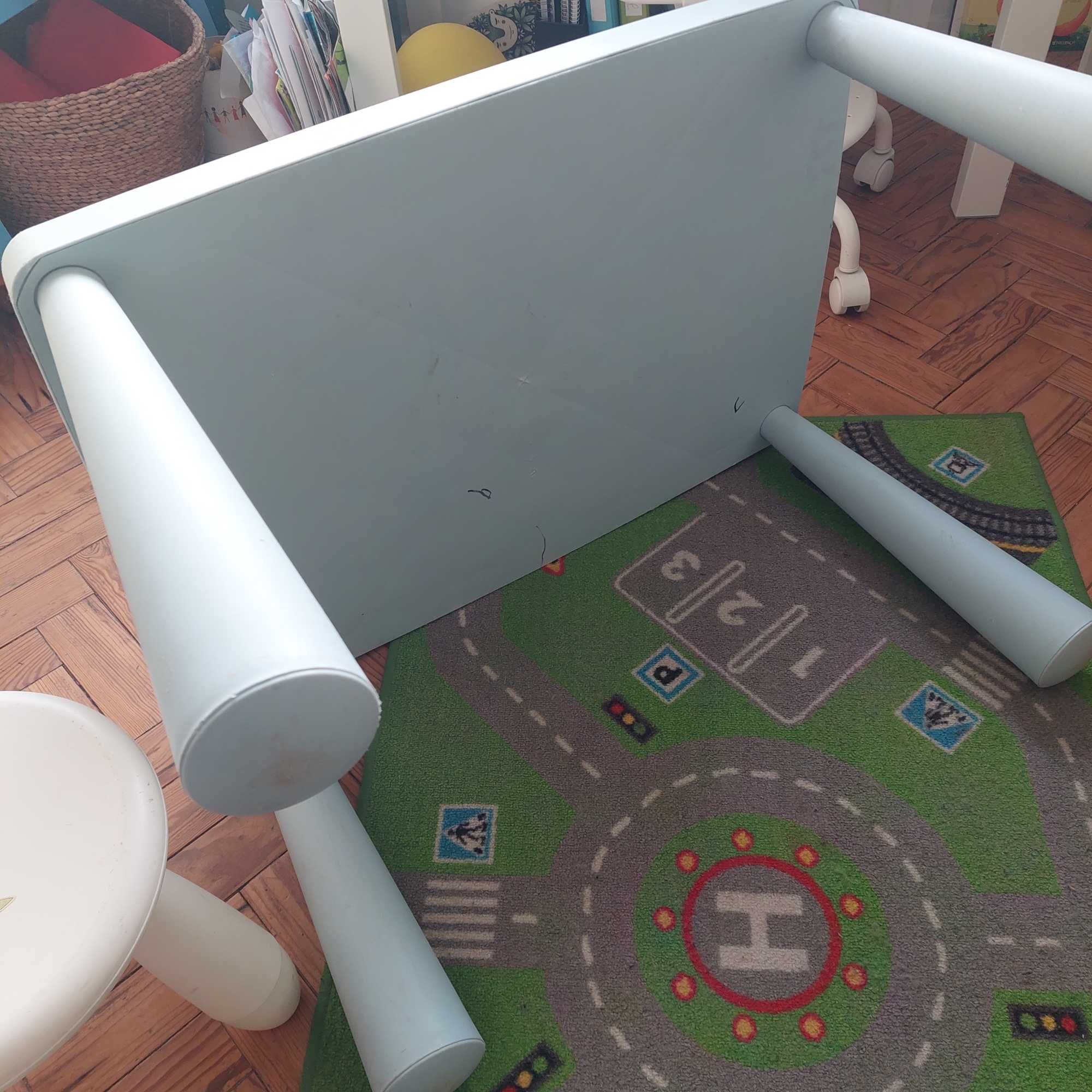 Mesa, bancos e tapete Ikea criança