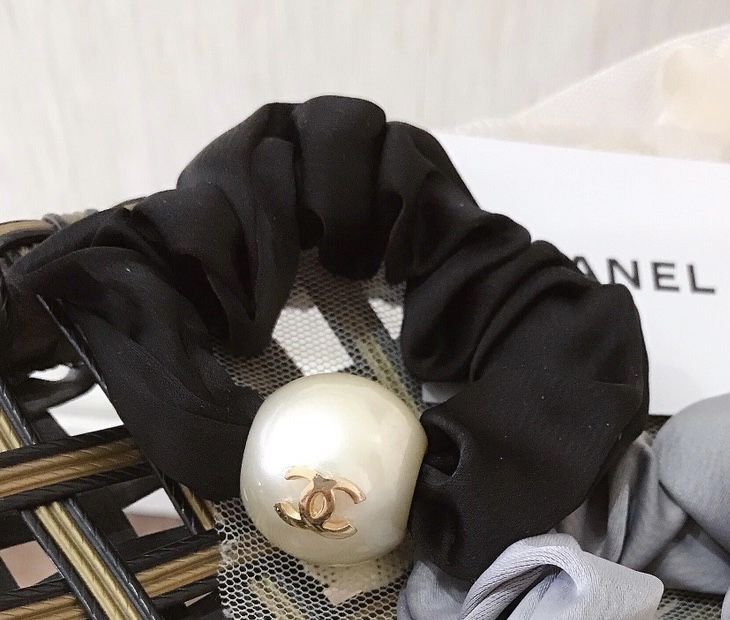 Резинка для волос  СІРА жемчужина vip gift в бархатном мешочке