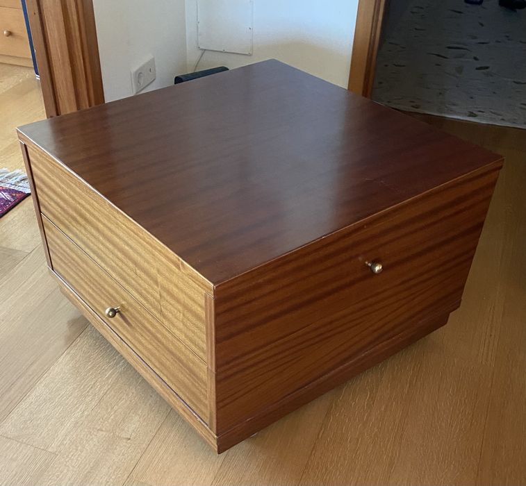 Móvel/mesa de apoio em mogno
Tampo qu