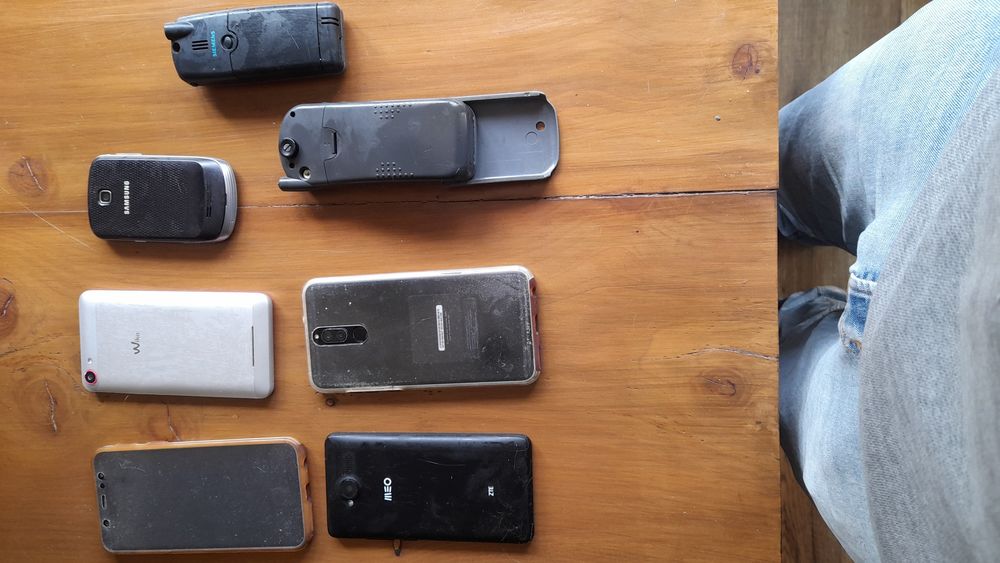 Conjunto de sete telemóveis