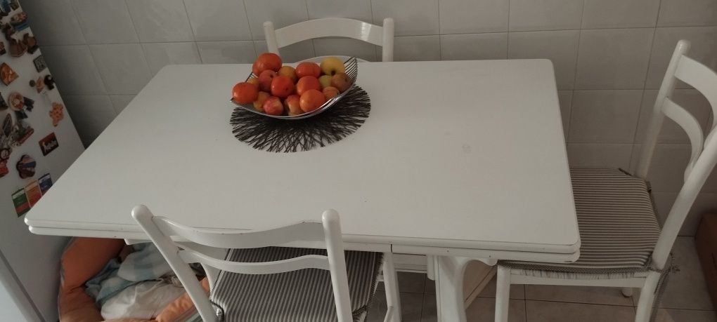 Mesa cozinha e 4 cadeiras branca extensível