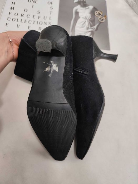 Ботинки ботильйоны черные на каблуке под замш
Essens