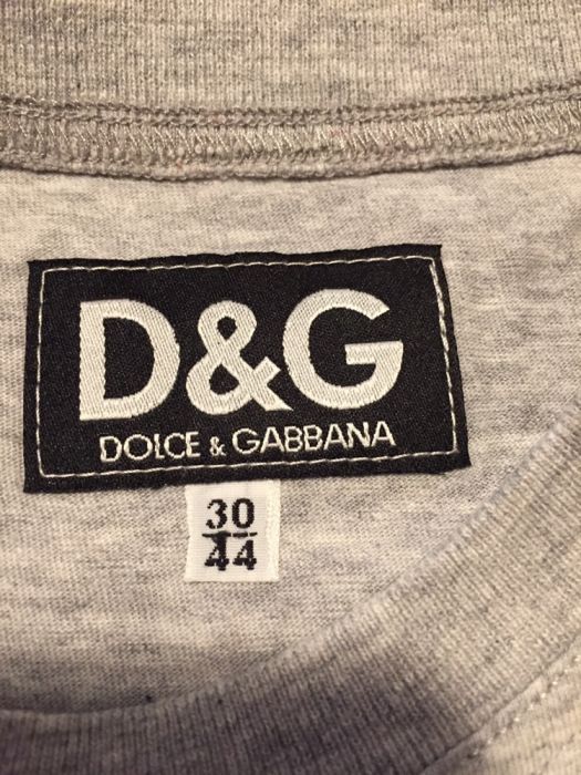 T-Shirt marca Dolce e Gabana, cor cinza claro